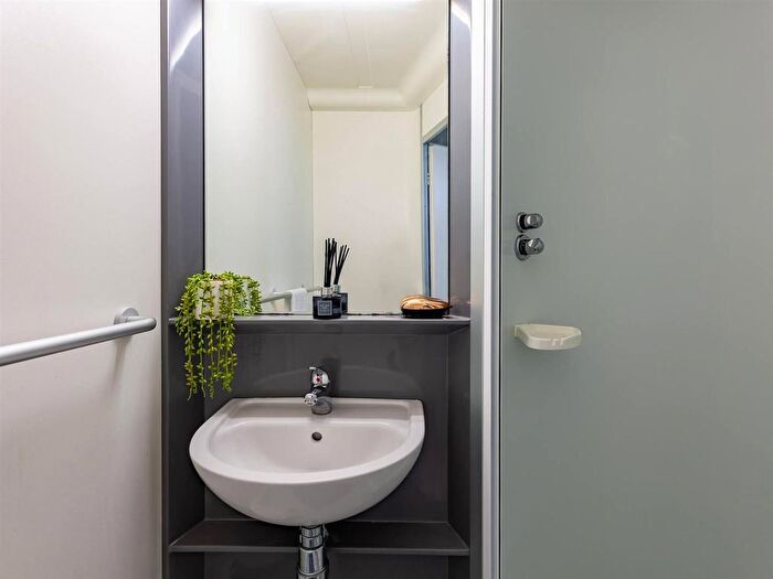 1 Bedroom Flat To Rent In Crown Place, Reading, RG1