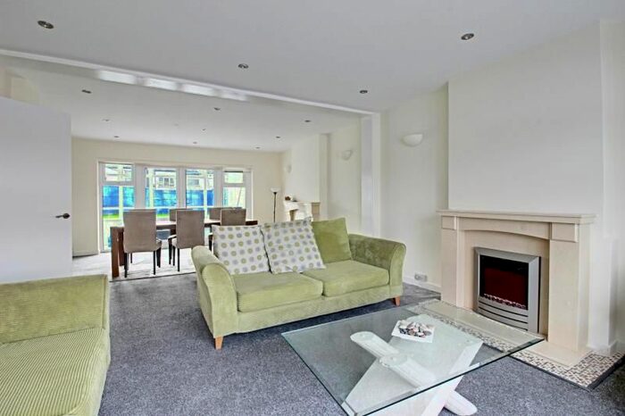 5 Bedroom Detached House To Rent In Essex Park, Finchley, London N3