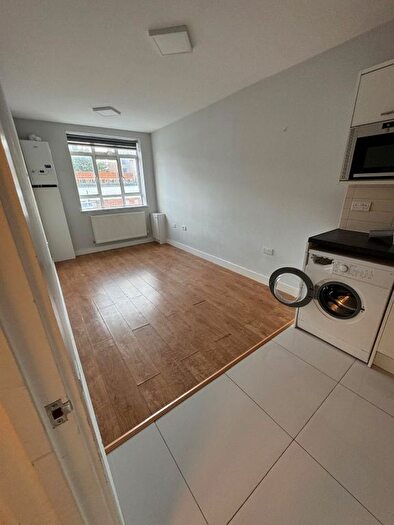 2 Bedroom Flat To Rent In Penwith Road, Earlsfield, South West London, SW18