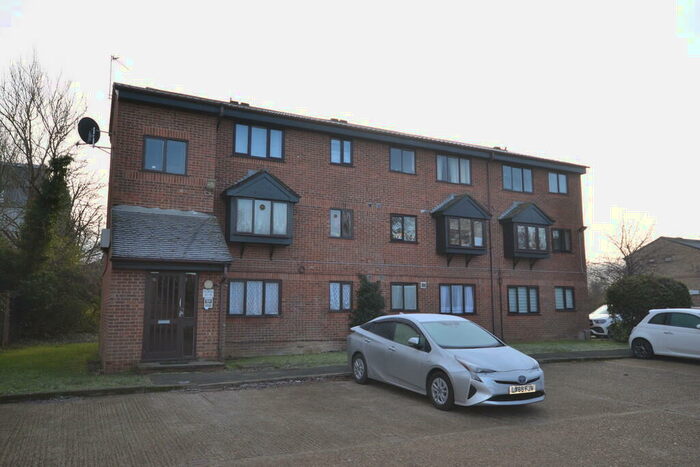 Studio To Rent In Blacksmiths Close, Romford, RM6