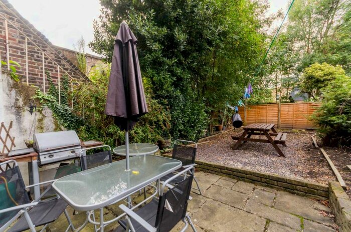 2 Bedroom Flat To Rent In Askew Road, Shepherd's Bush, London, W12