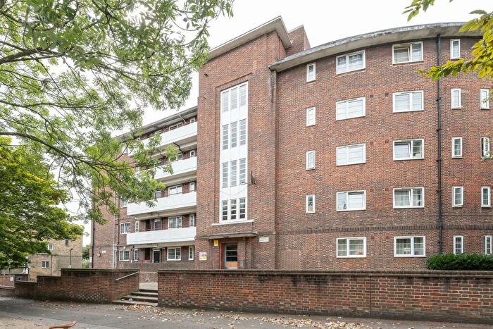 2 Bedroom Flat To Rent In Hendale House, Upper Clapton Road, Hackney, E5