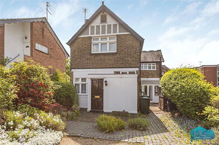 3 Bedroom Detached House For Sale In Woodside Park Road, Woodside Park, London, N12