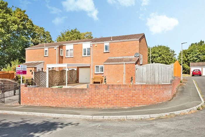 3 Bedroom Semi-Detached House For Sale In Clifton Close, Yeovil, BA21