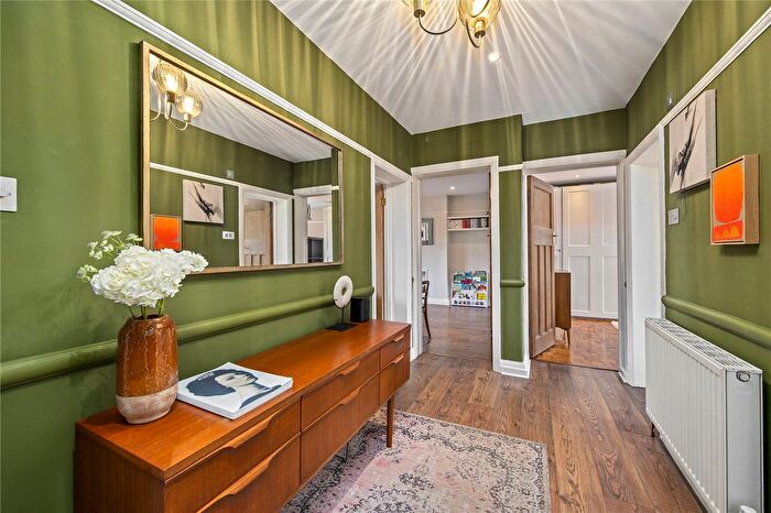 2 Bedroom Flat For Sale In Kew Road, Kew, Surrey, TW9