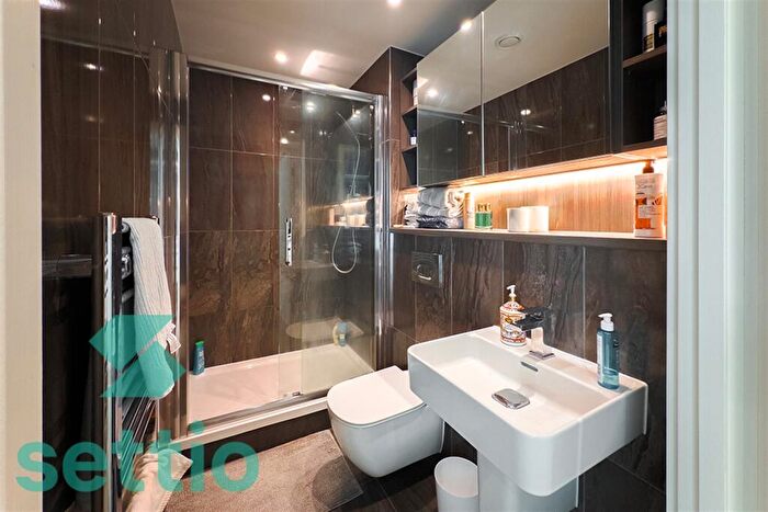 2 Bedroom Apartment To Rent In Elizabeth Tower, Crown Street, M15