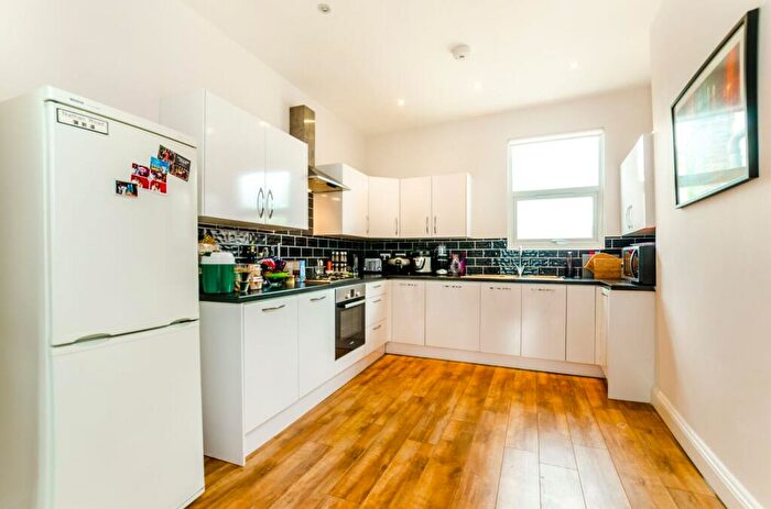 3 Bedroom Flat For Sale In Huddlestone Road, Willesden, London, NW2