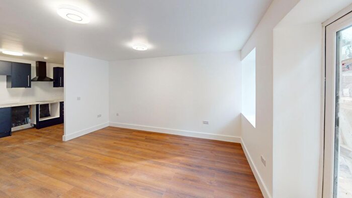Studio To Rent In , / High Street, Grays, RM17