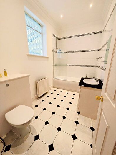 3 Bedroom Flat To Rent In The Drive, Ilford, IG1