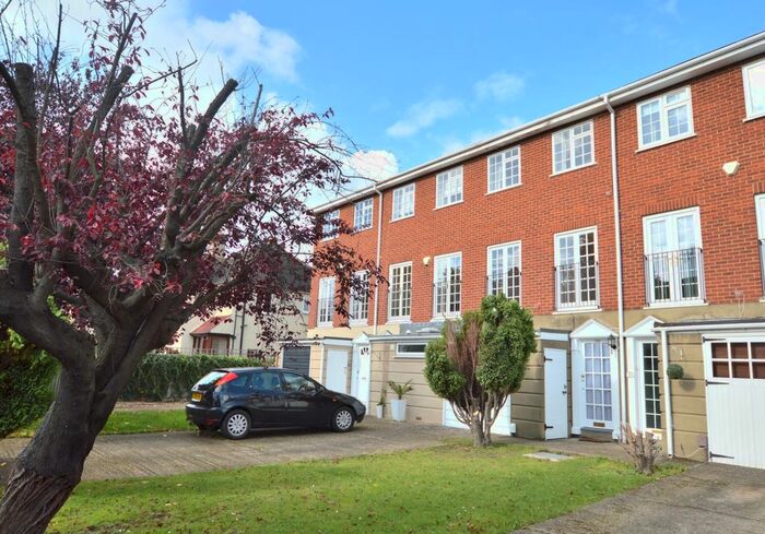 3 Bedroom Town House To Rent In Lennard Road, Beckenham, BR3