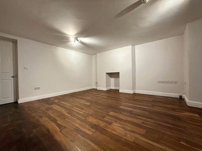 2 Bedroom Apartment To Rent In Bay View Road, LL29