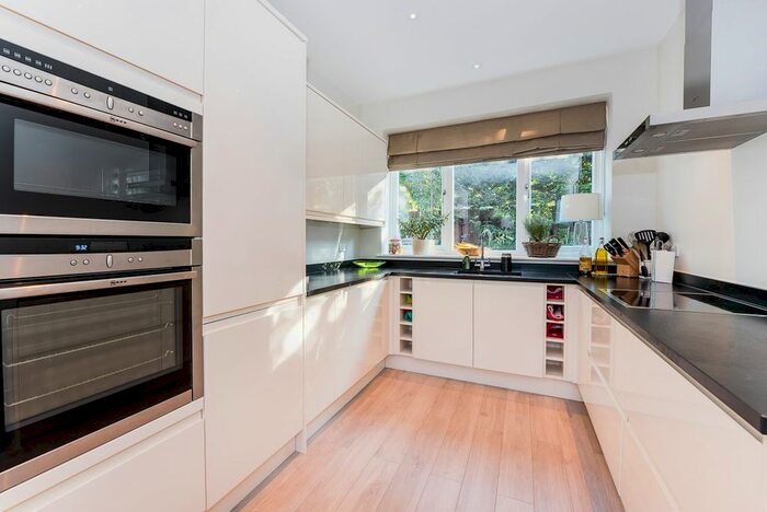 4 Bedroom Flat To Rent In Pembroke Gardens, London, SW14