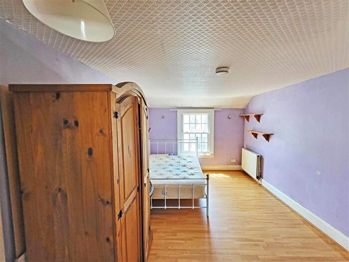 1 Bedroom Flat For Sale In High Street (First Floor Flat), Great Wakering, Southend-On-Sea, SS3