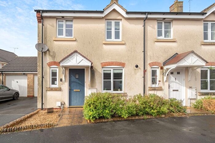 3 Bedroom Semi Detached House For Sale In Newson Road, Taw Hill, Swindon, SN25