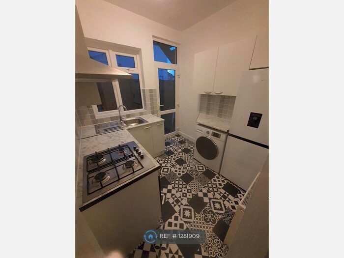 2 Bedroom Flat To Rent In Bournemouth Park Road, Southend-On-Sea, SS2