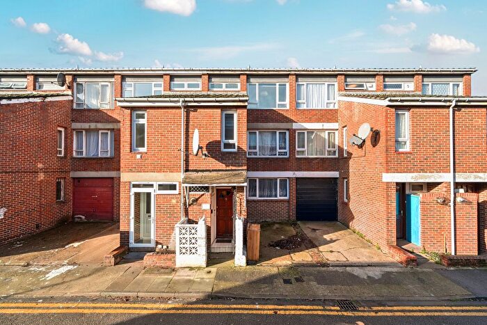 4 Bedroom Parking For Sale In Williamson Close, London, SE10