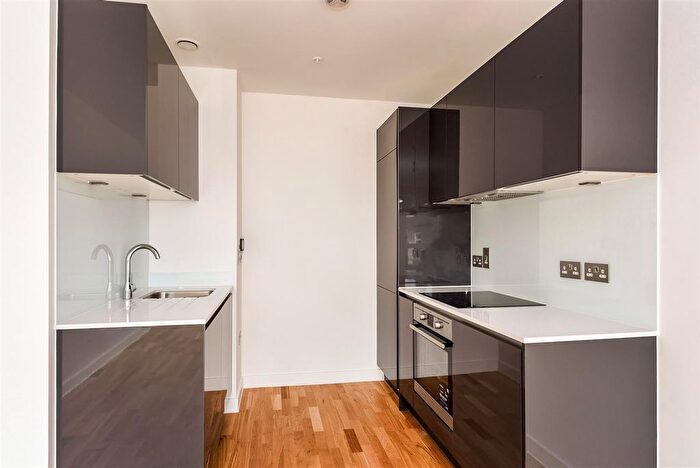 1 Bedroom Flat To Rent In Oak Grove, Cricklewood, NW2