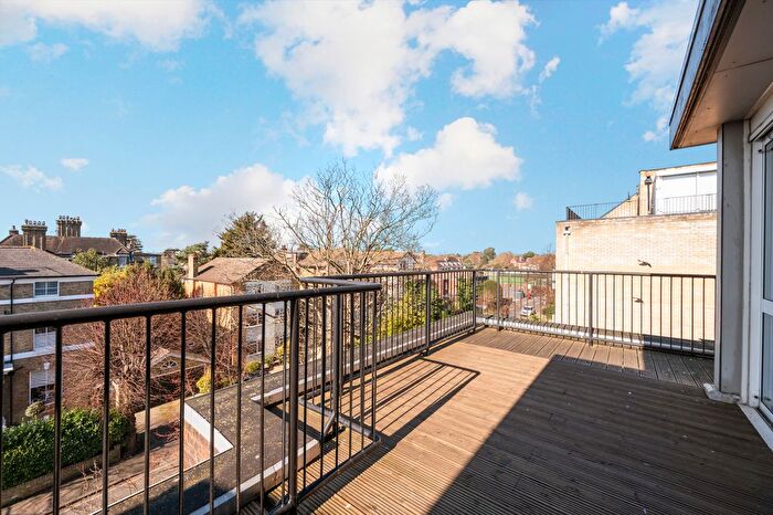 3 Bedroom Flat To Rent In Warwick Court, Lansdowne Road, London, SW20