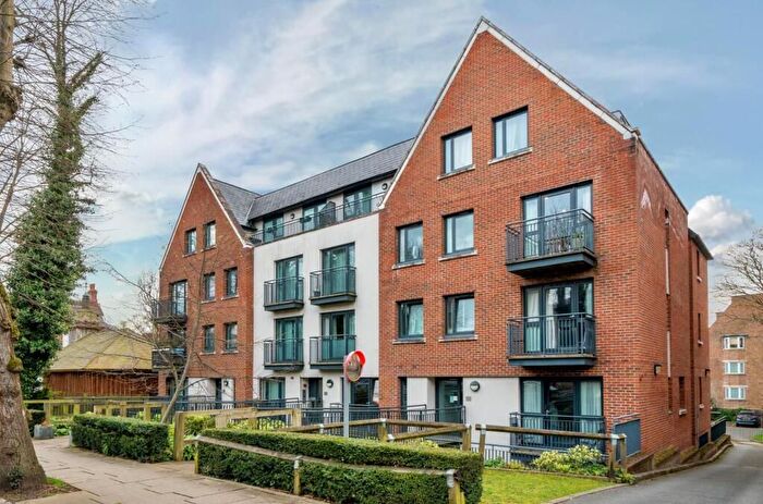 2 Bedroom Flat For Sale In Holden Avenue, London, N12