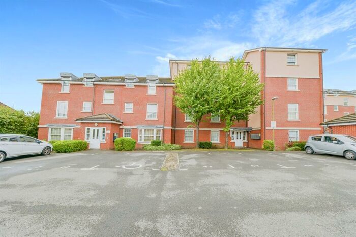 2 Bedroom Apartment For Sale In Merrifield Court, Welwyn Garden City, AL7