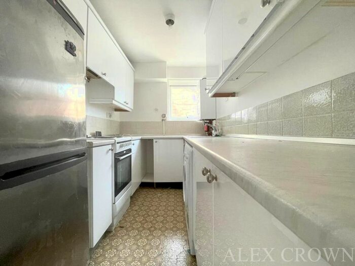 2 Bedroom Flat To Rent In Mintern Close, Hedge Lane, Palmers Green, N13