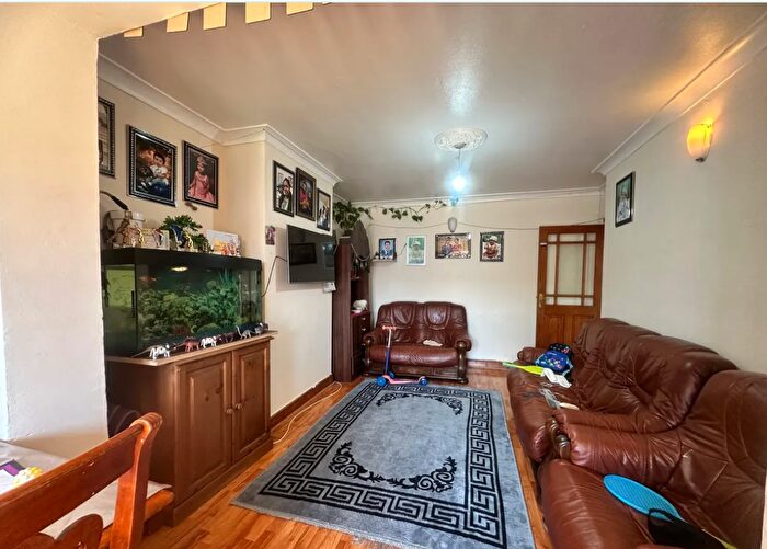 3 Bedroom Semi-Detached House To Rent In Bryony Close, Loughton, IG10