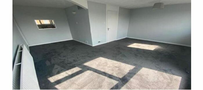 3 Bedroom Flat To Rent In Aveling Court, North Street, Rochester, ME2