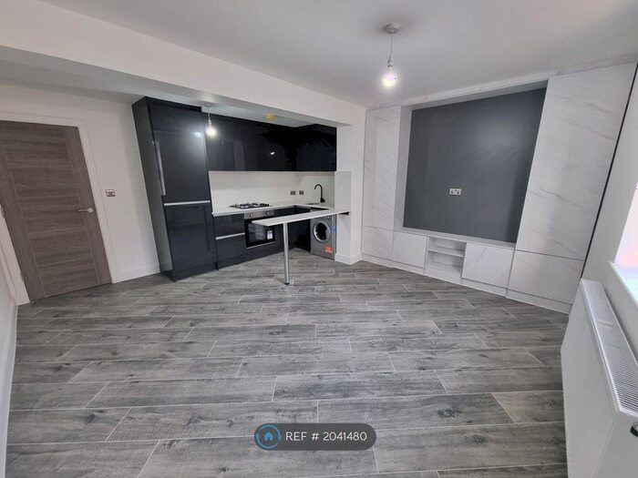 2 Bedroom Flat To Rent In High Road Leytonstone, London, E11