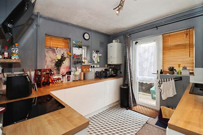 2 Bedroom Flat For Sale In Milton Road, Yate, Bristol, Gloucestershire, BS37