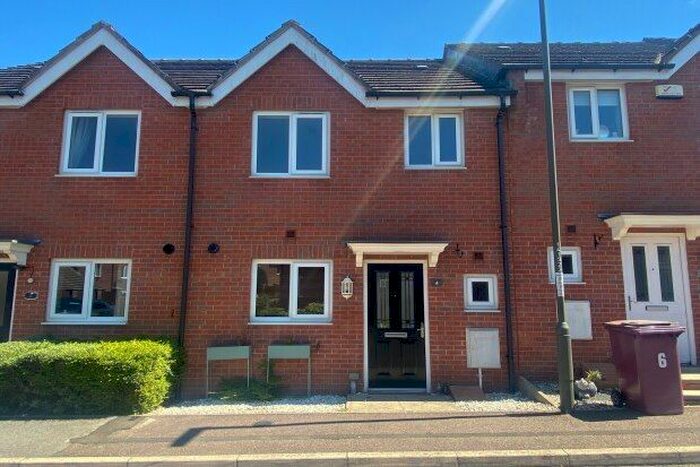 3 Bedroom Town House To Rent In Wylam Close, Chesterfield, S45