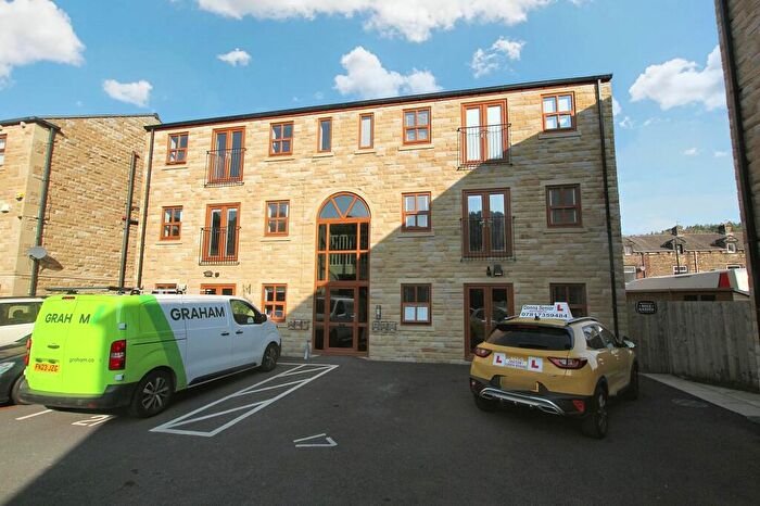 2 Bedroom Apartment To Rent In Mill Bank Close, Todmorden, OL14