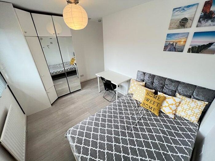 1 Bedroom House To Rent In Wenlock Gardens, London, NW4