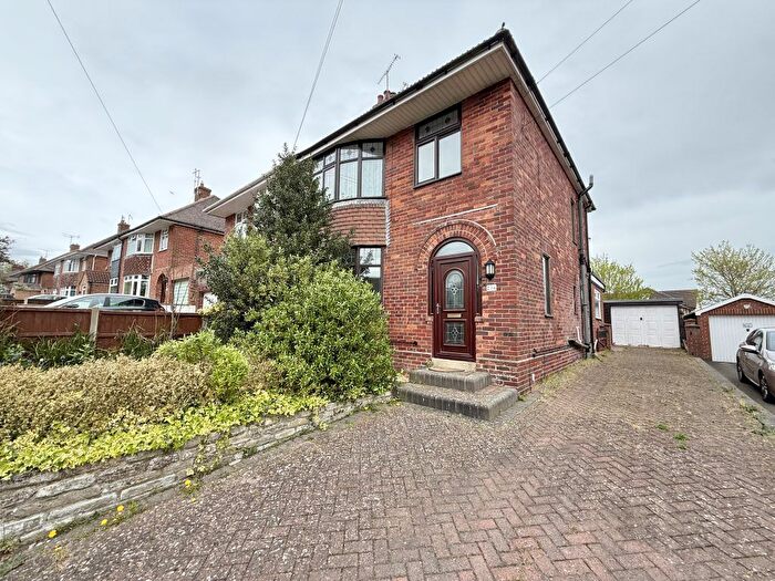 3 Bedroom Semi Detached House For Sale In St Michaels Avenue, Yeovil, Somerset, BA21