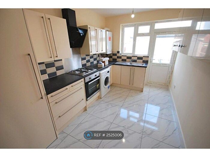 4 Bedroom Flat To Rent In Woodside Avenue, Wembley, HA0