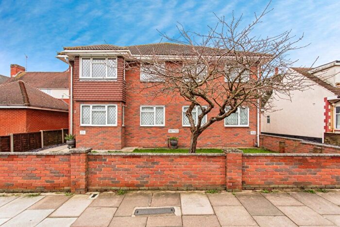 2 Bedroom Flat For Sale In Eastbourne Grove, Westcliff-on-Sea, Essex, SS0