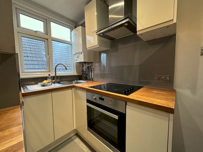 2 Bedroom Flat To Rent In Palace Road, London, SW2