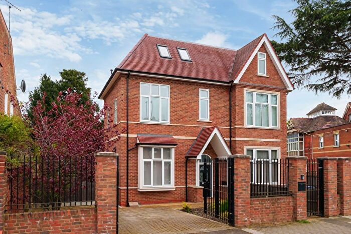 3 Bedroom Semi-Detached House To Rent In Pierrepoint Road, London, W3