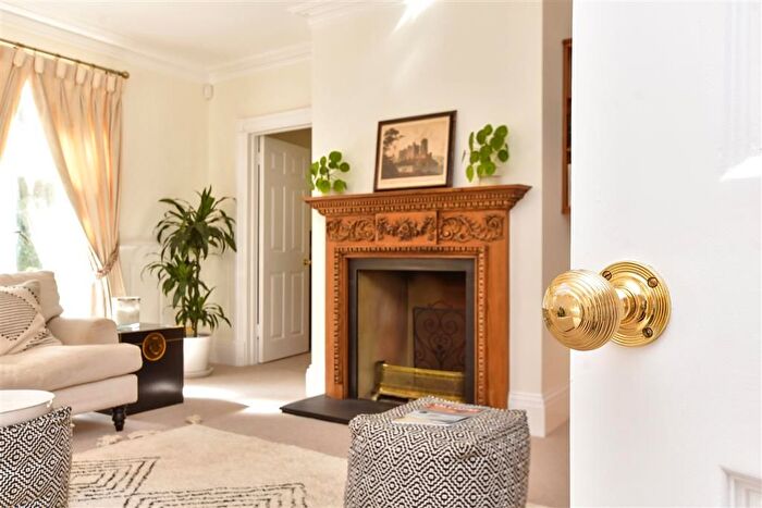 3 Bedroom Flat For Sale In Shipbourne Road, Tonbridge, Kent, TN11