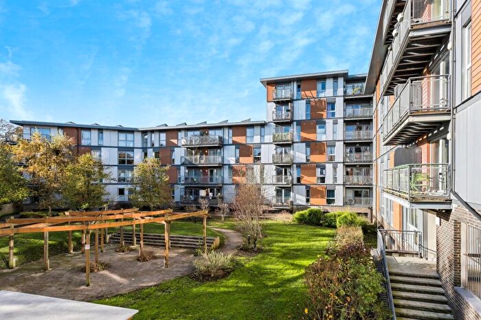 2 Bedroom Flat For Sale In Commonwealth Drive, Crawley, RH10