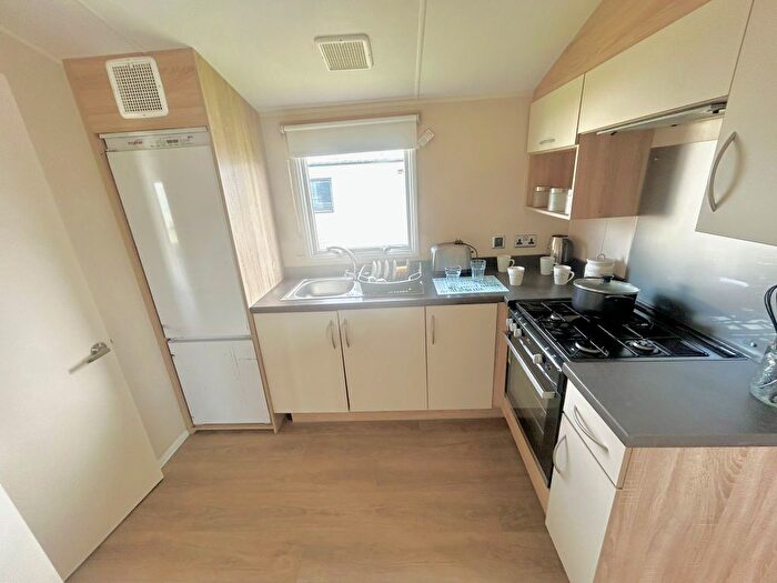 4 Bedroom Mobile/park Home For Sale In Beach Road, St. Osyth, Clacton-On-Sea, CO16