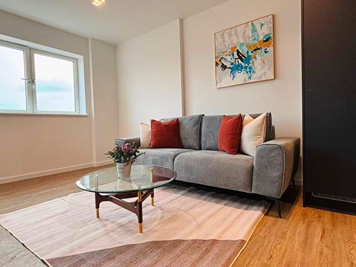 1 Bedroom Flat To Rent In Wheatstone Gardens, London, W10