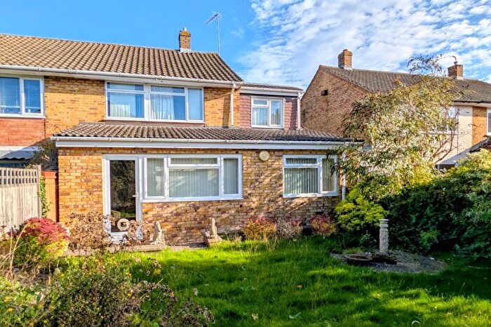 3 Bedroom Semi-Detached House For Sale In Buttermere Avenue, Dunstable, Bedfordshire, LU6