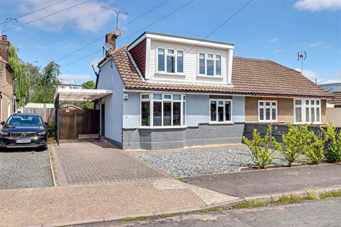 3 Bedroom Chalet For Sale In Greenleas, Benfleet, SS7