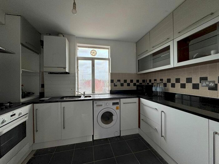 4 Bedroom Flat To Rent In Burnt Oak Broadway, Burnt Oak, Edgware, HA8