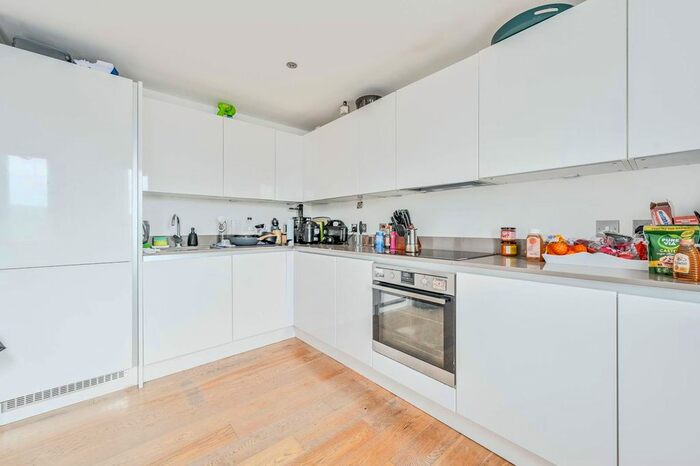 2 Bedroom Flat To Rent In Love Lane, Woolwich, London, SE18