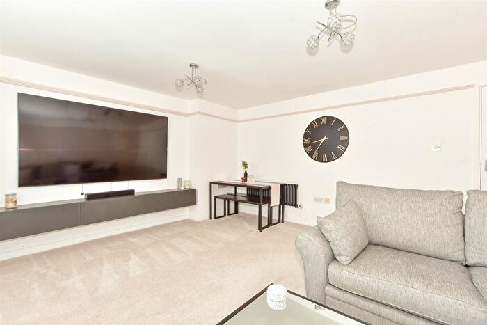 2 Bedroom Flat For Sale In London Road, Horndean, Waterlooville, Hampshire, PO8