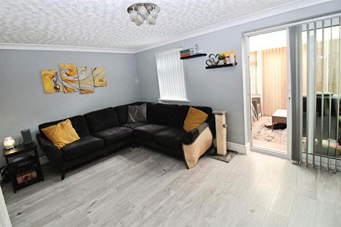 3 Bedroom End Of Terrace House For Sale In Littleham Close, Bransholme, Hull, HU7
