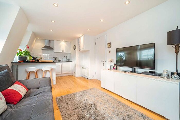 1 Bedroom Flat To Rent In Lower Mortlake Road, Richmond, TW9