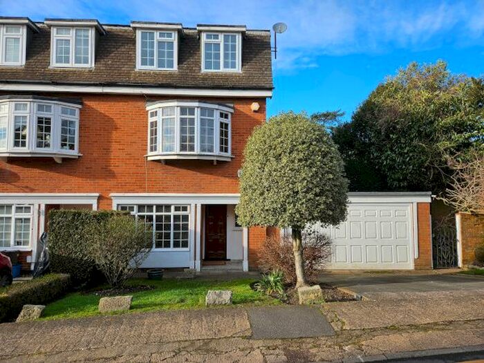 4 Bedroom Town House To Rent In Austell Heights, Mill Hill, NW7