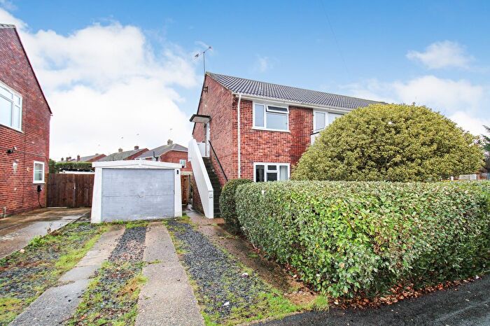 2 Bedroom Maisonette For Sale In Giffard Drive, Farnborough, GU14